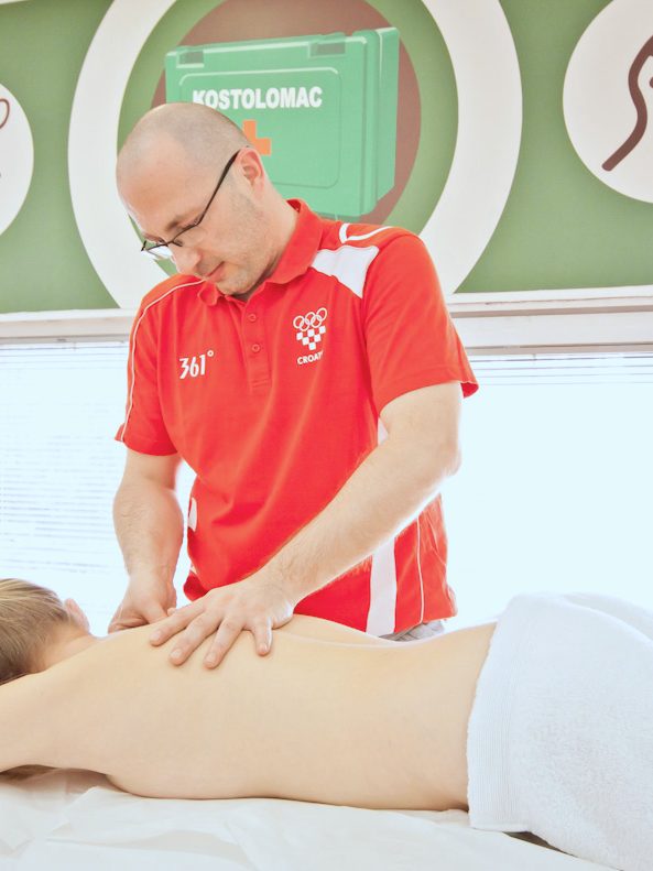 Dejan Spasić u majici hrvatske olimpijske reprezentacije, u dvorani studija